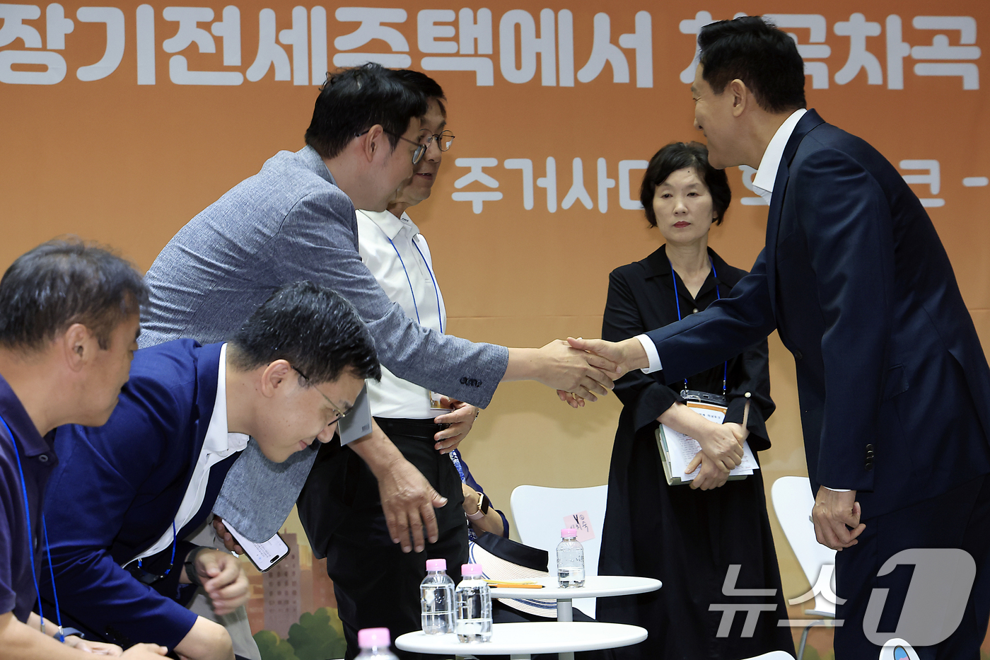 (서울=뉴스1) 박정호 기자 = 오세훈 서울시장이 8일 오전 서울시 중구 서울시청 대회의실에서 열린 '장기전세주택에서 차곡차곡 내 집 마련, 주거사다리 희망토크'에서 참석자들과 인 …