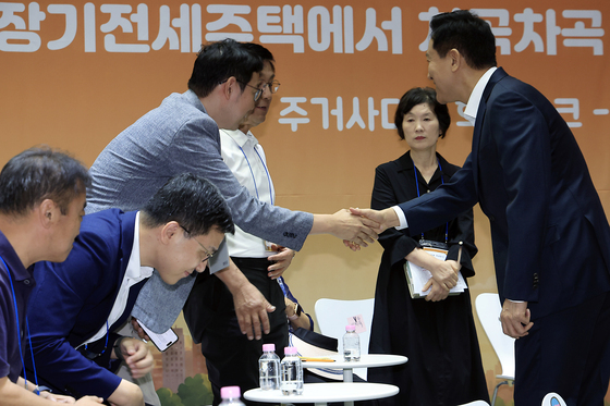참석자들과 인사 나누는 오세훈 서울시장