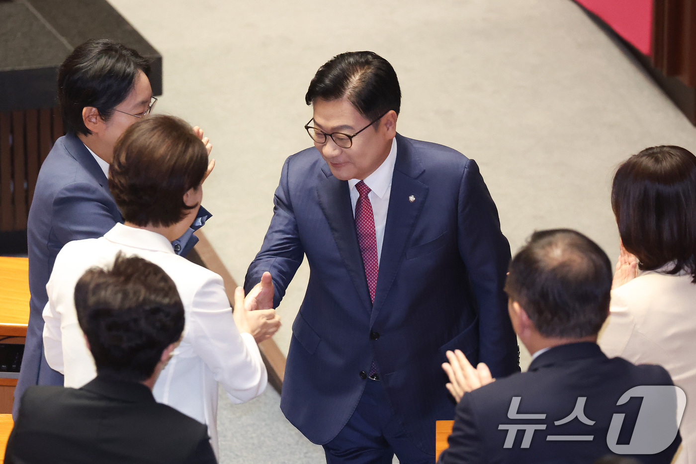(서울=뉴스1) 신웅수 기자 = 정점식 국민의힘 원내대표가 8일 서울 여의도 국회에서 열린 제439회국회(정기회) 제4차 본회의에서 국정에 관한 교섭단체 대표연설을 마친 후 의원들 …
