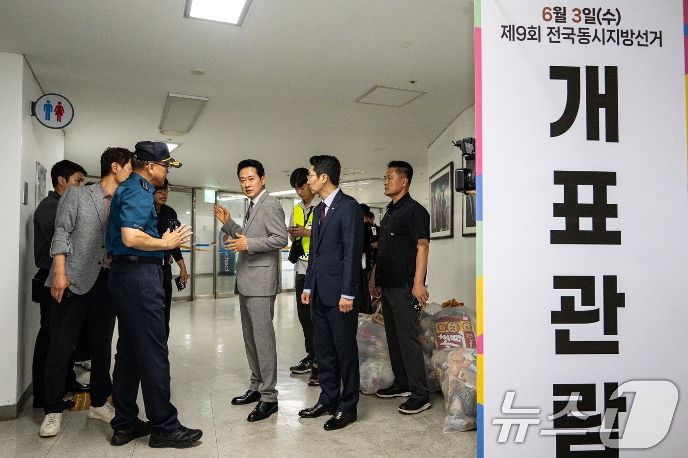 (서울=뉴스1) 사진공동취재단 = 장동혁 국민의힘 대표가 8일 서울 송파구 올림픽공원 핸드볼 경기장에 진입해 선거 관련 용품들이 보관된 곳을 살펴보기 위해 이동하고 있다.이날 대한 …