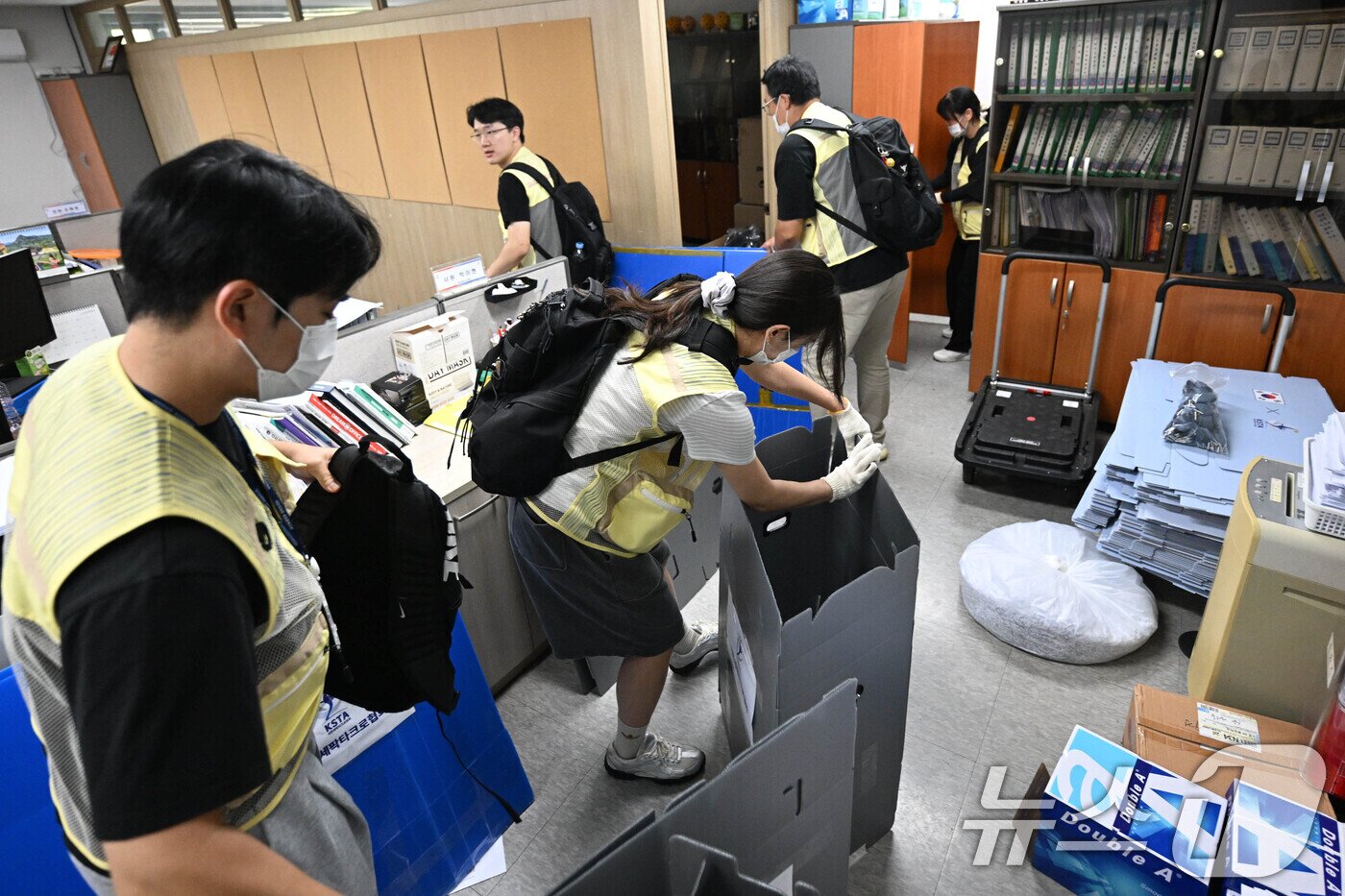 본문 이미지 - 대한체육회 산하 9개 종목 단체 관계자들이 8일 서울 송파구 올림픽공원 핸드볼 경기장에 진입해 장비 및 행정 자료 PC 반출을 하고 있다. 2026.9.8 ⓒ 뉴스1 사진공동취재단