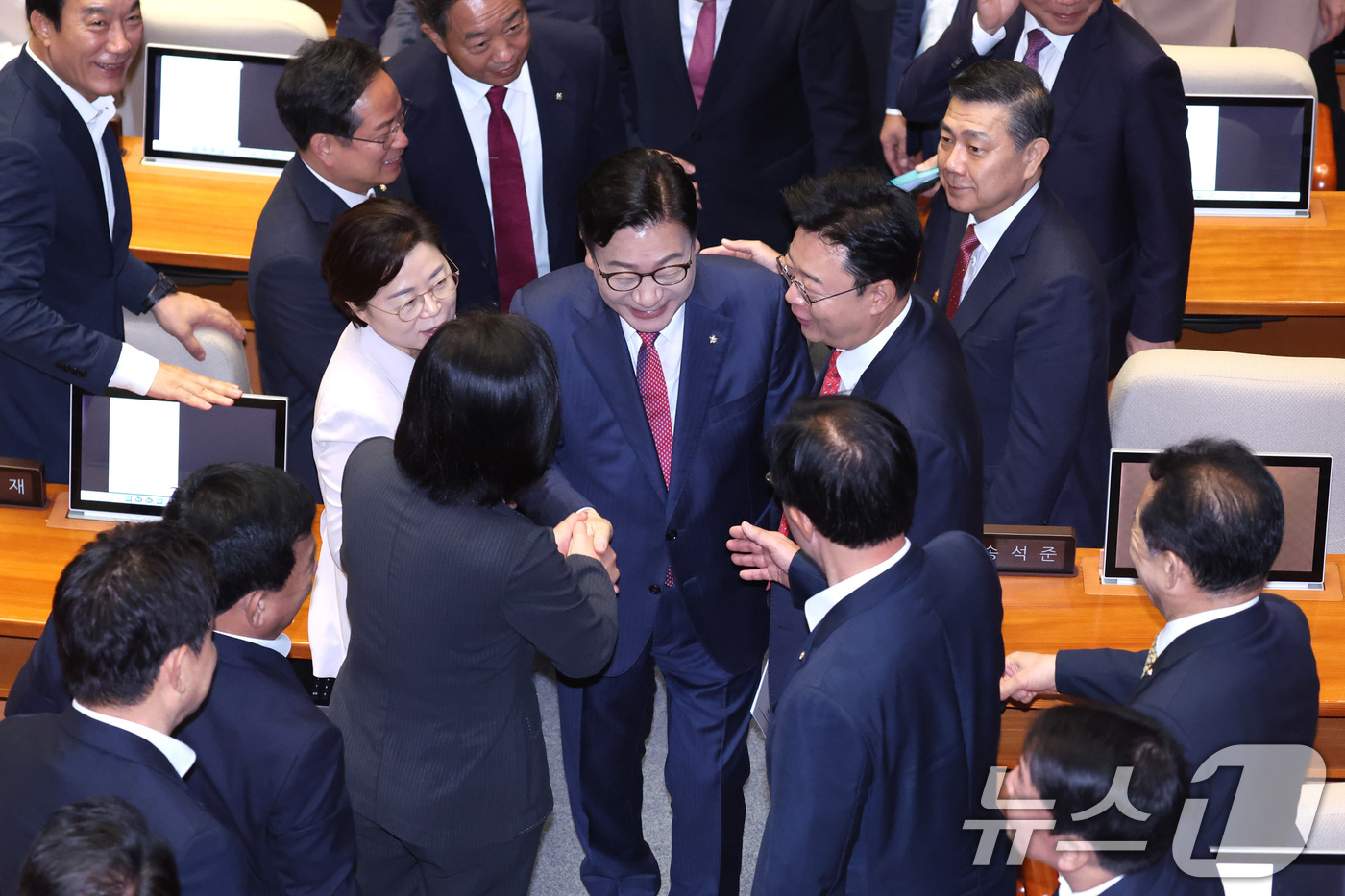 (서울=뉴스1) 신웅수 기자 = 정점식 국민의힘 원내대표가 8일 서울 여의도 국회에서 열린 제439회국회(정기회) 제4차 본회의에서 국정에 관한 교섭단체 대표연설을 마친 후 의원들 …