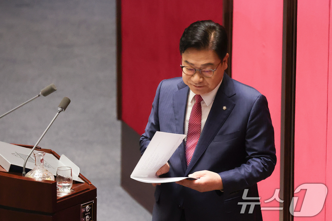 (서울=뉴스1) 신웅수 기자 = 정점식 국민의힘 원내대표가 8일 서울 여의도 국회에서 열린 제439회국회(정기회) 제4차 본회의에서 국정에 관한 교섭단체 대표연설을 마친 후 단상을 …
