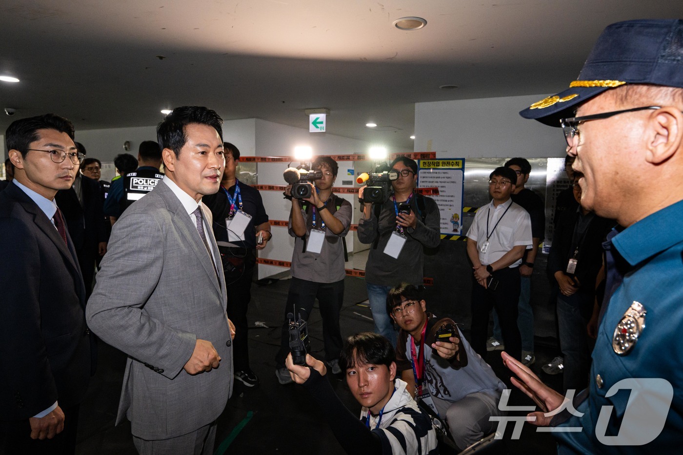 (서울=뉴스1) 사진공동취재단 = 장동혁 국민의힘 대표가 8일 서울 송파구 올림픽공원 핸드볼 경기장에 진입해 선거 관련 용품들이 보관된 곳을 살펴보고 있다.이날 대한체육회 산하 9 …