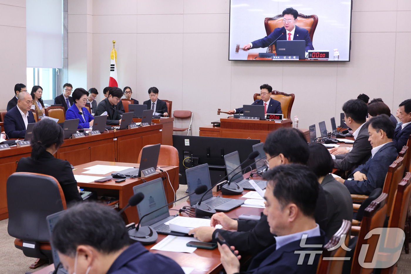 (서울=뉴스1) 신웅수 기자 = 김성원 위원장이 8일 서울 여의도 국회에서 열린 산업통상자원중소벤처기업위원회 전체회의에서 안건을 처리하고 있다. 2026.9.8/뉴스1