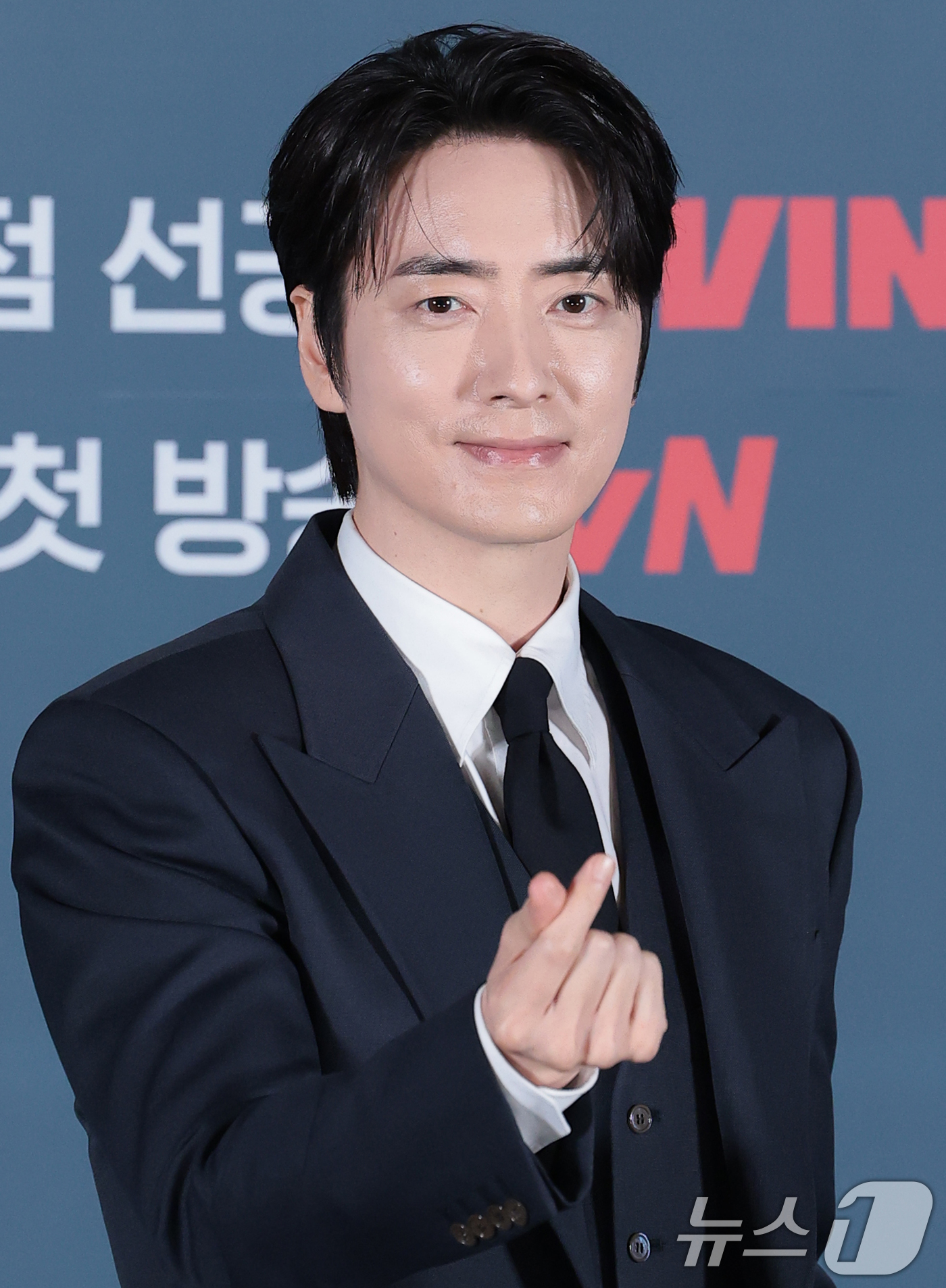 (서울=뉴스1) 권현진 기자 = 배우 이준혁이 8일 서울 용산구  CGV 용산아이파크몰에서 열린 티빙 오리지널 ‘로또 1등도 출근합니다’(감독 윤영빈) 제작발표회에 참석해 포즈를 …