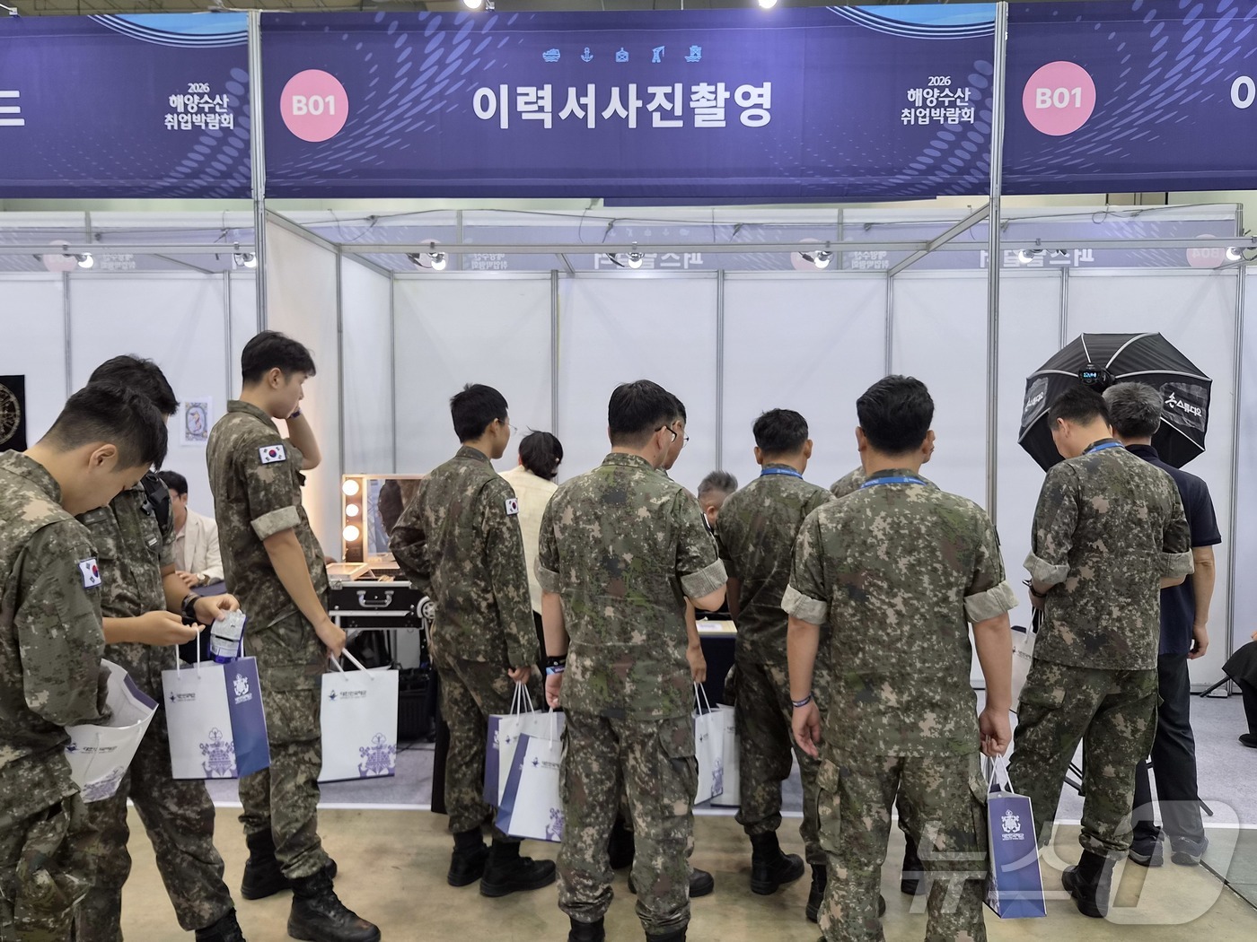(부산=뉴스1) 임순택 기자 = 8일 부산 해운대구 벡스코 제2전시장에서 열린 '2026 해양수산 취업박람회'에서 군 장병들이 채용 정보를 살펴보고 있다. 2026.9.8/뉴스1