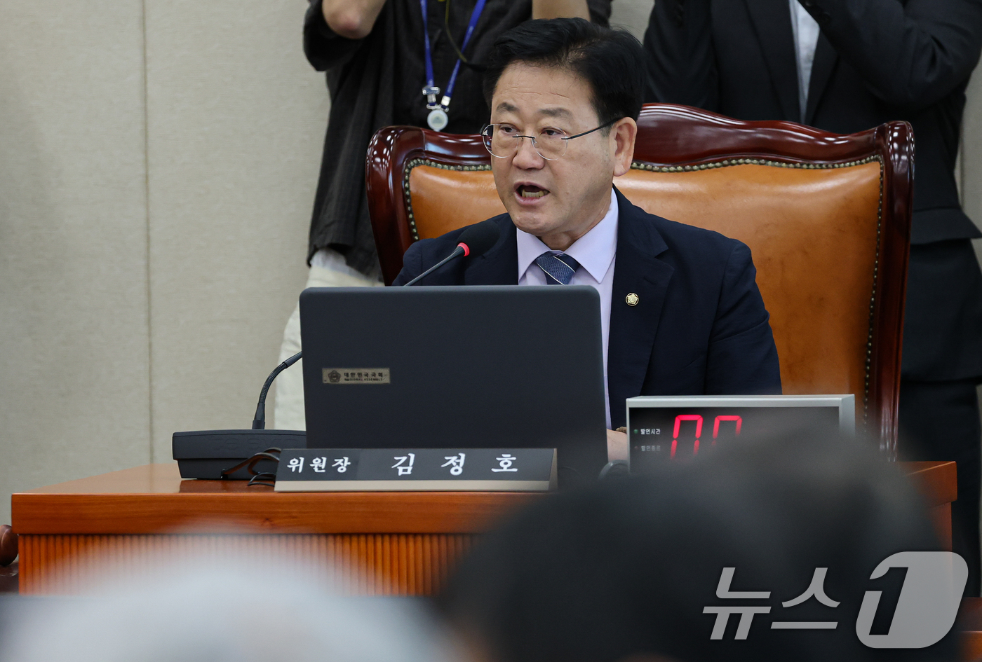 (서울=뉴스1) 김도우 기자 = 김정호 국회 기후에너지환경노동위원회 위원장이 8일 서울 여의도 국회에서 열린 기후에너지환경노동위원회 전체회의를 주재하고 있다. 2026.9.8/뉴스 …