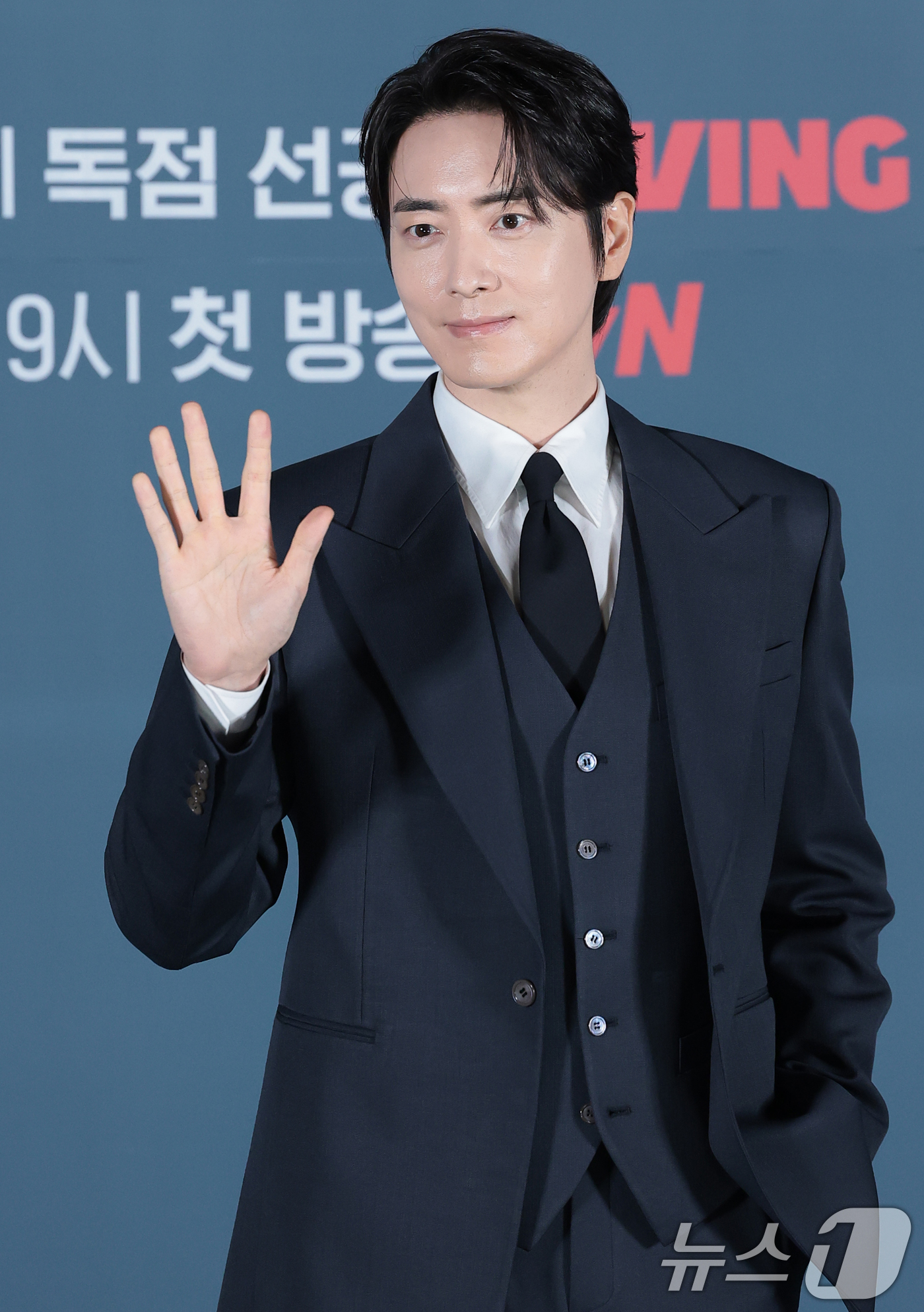(서울=뉴스1) 권현진 기자 = 배우 이준혁이 8일 서울 용산구 CGV 용산아이파크몰에서 열린 티빙 오리지널 ‘로또 1등도 출근합니다’(감독 윤영빈) 제작발표회에 참석해 포즈를 …