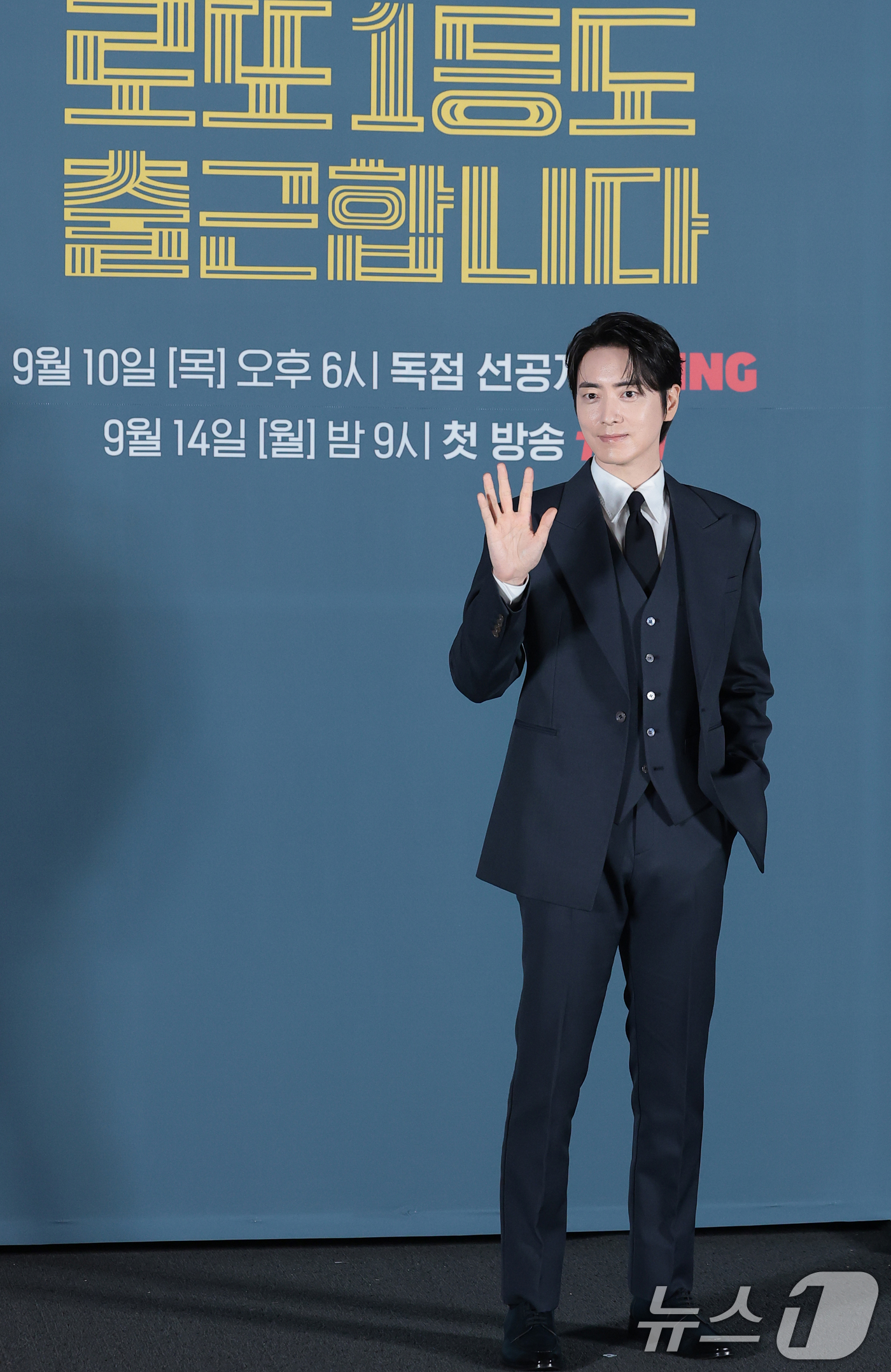 (서울=뉴스1) 권현진 기자 = 배우 이준혁이 8일 서울 용산구 CGV 용산아이파크몰에서 열린 티빙 오리지널 ‘로또 1등도 출근합니다’(감독 윤영빈) 제작발표회에 참석해 포즈를 …