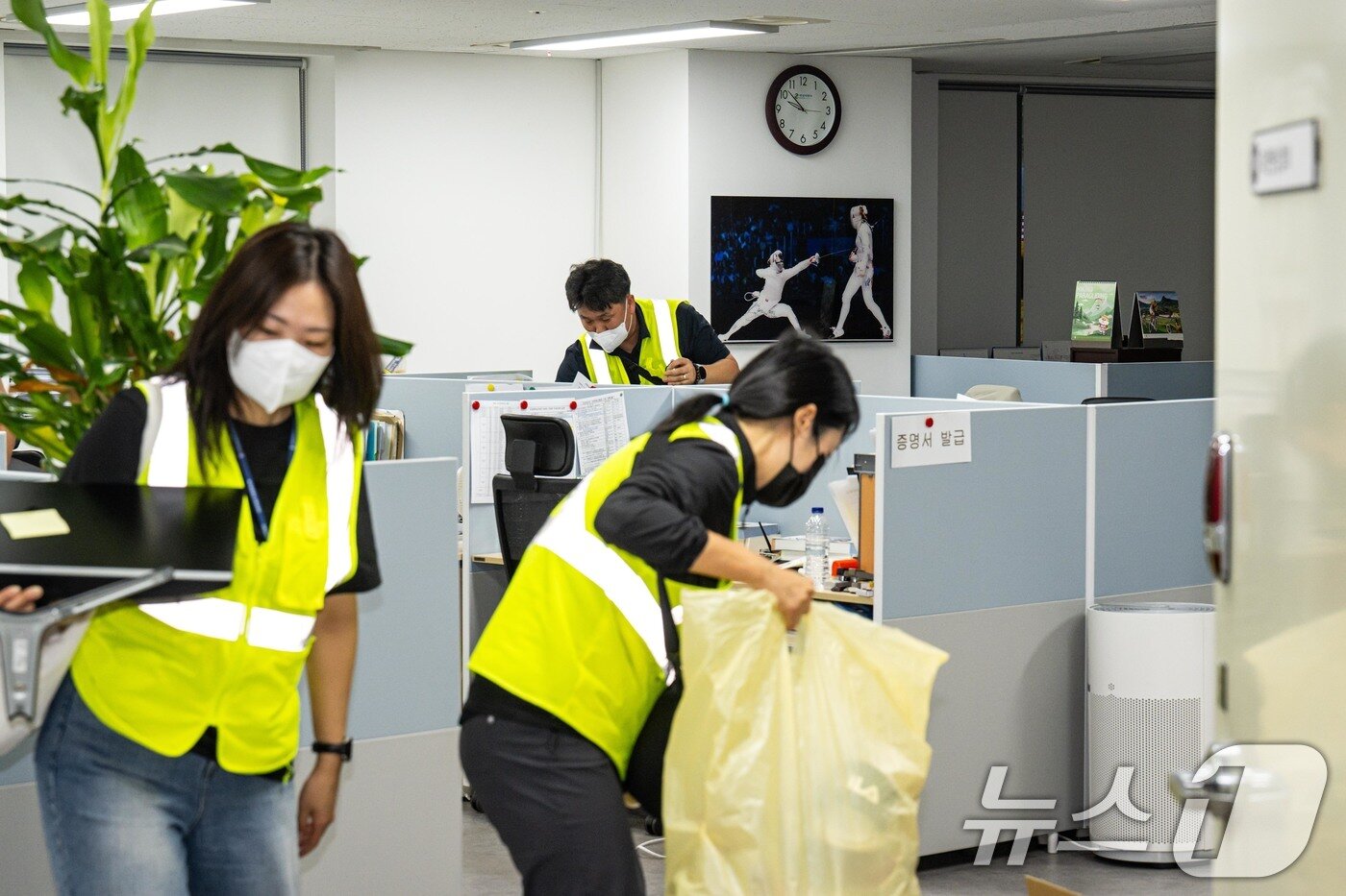 본문 이미지 - 대한체육회 산하 9개 종목 단체 관계자들이 8일 서울 송파구 올림픽공원 핸드볼 경기장에 진입해 장비 및 행정 자료 PC 반출을 하고 있다. 2026.9.8 ⓒ 뉴스1 사진공동취재단