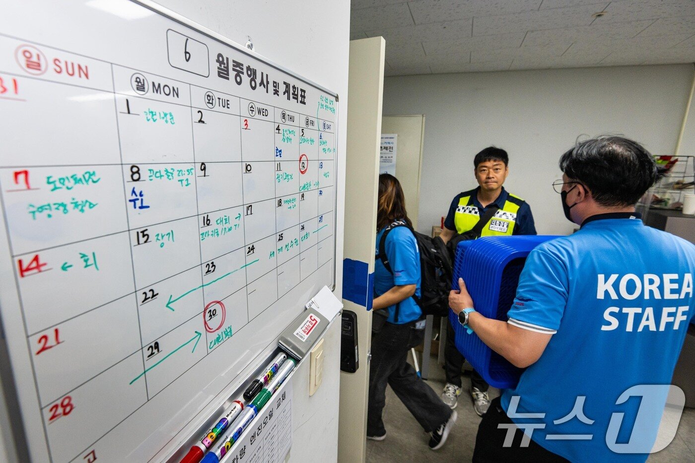 본문 이미지 - 대한체육회 산하 9개 종목 단체 관계자들이 8일 서울 송파구 올림픽공원 핸드볼 경기장에 진입해 장비 및 행정 자료 PC 반출을 하고 있다. 2026.9.8 ⓒ 뉴스1 사진공동취재단
