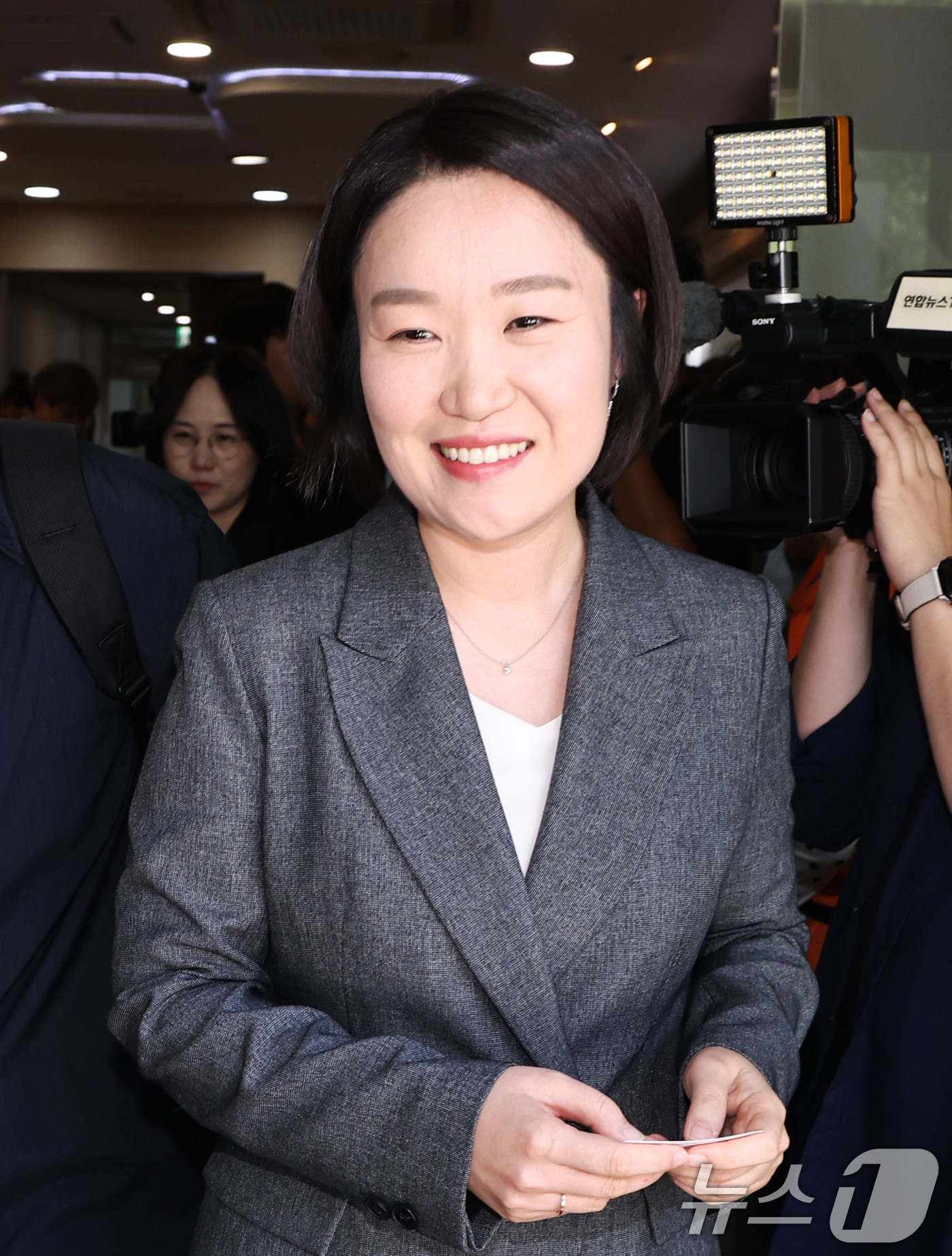 (서울=뉴스1) 이종수 기자 = 이소영 중소벤처기업부 장관 후보자가 8일 서울 영등포구 소상공인연합회에서 차담회를 마친 뒤 이동하고 있다. 2026.9.8/뉴스1