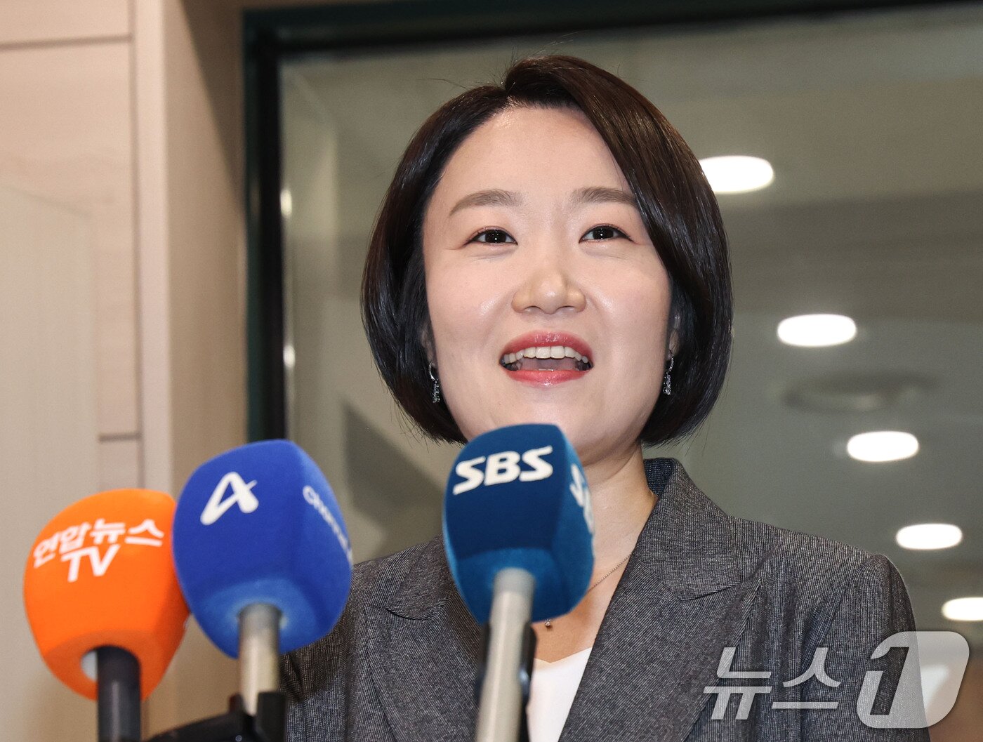 본문 이미지 - 이소영 중소벤처기업부 장관 후보자가 8일 서울 영등포구 소상공인연합회에서 차담회를 마친 뒤 취재진의 질문에 답하고 있다. 2026.9.8 ⓒ 뉴스1 이종수 기자