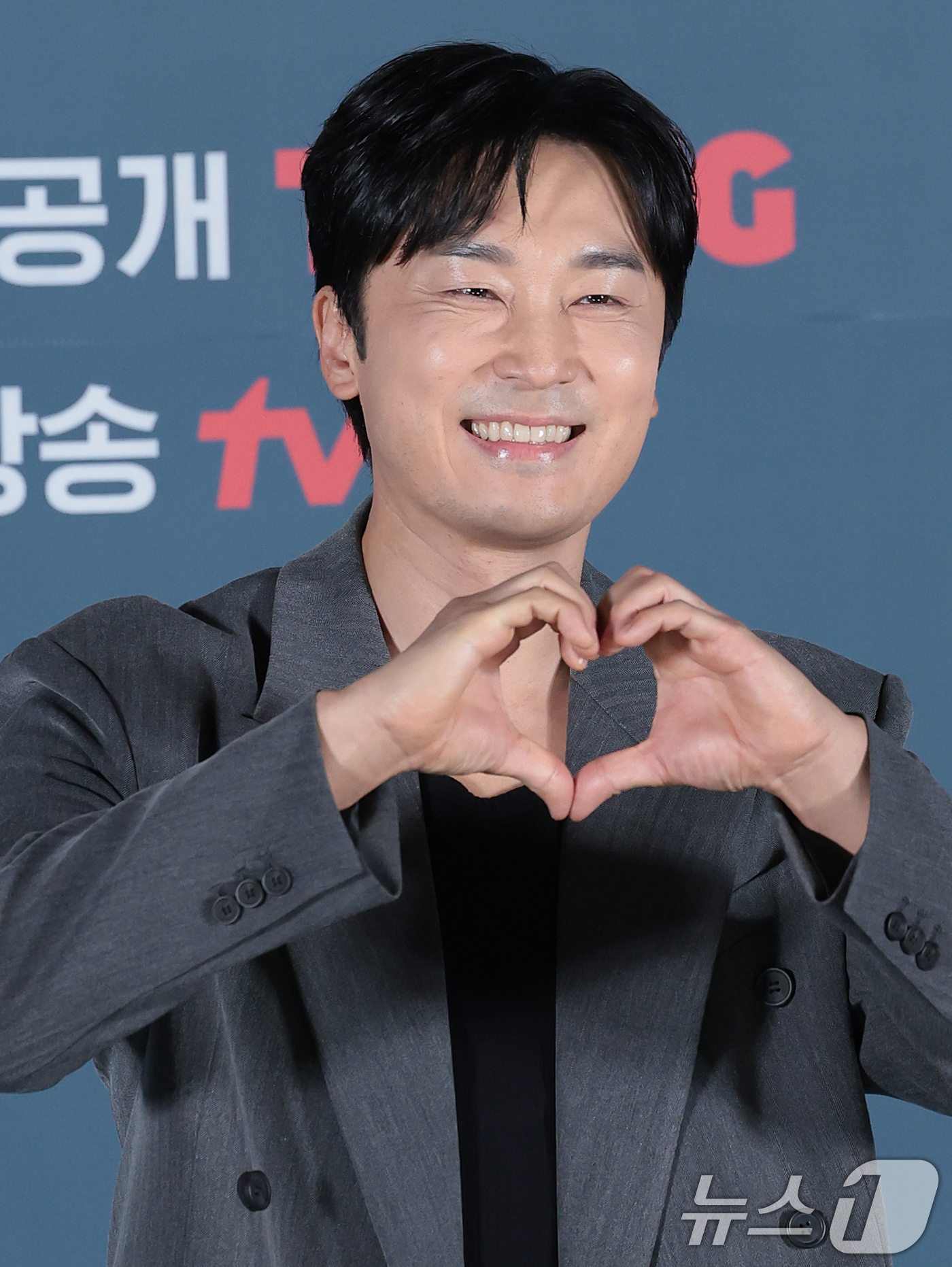 (서울=뉴스1) 권현진 기자 = 배우 서현우가 8일 서울 용산구 CGV 용산아이파크몰에서 열린 티빙 오리지널 ‘로또 1등도 출근합니다’(감독 윤영빈) 제작발표회에 참석해 포즈를 …