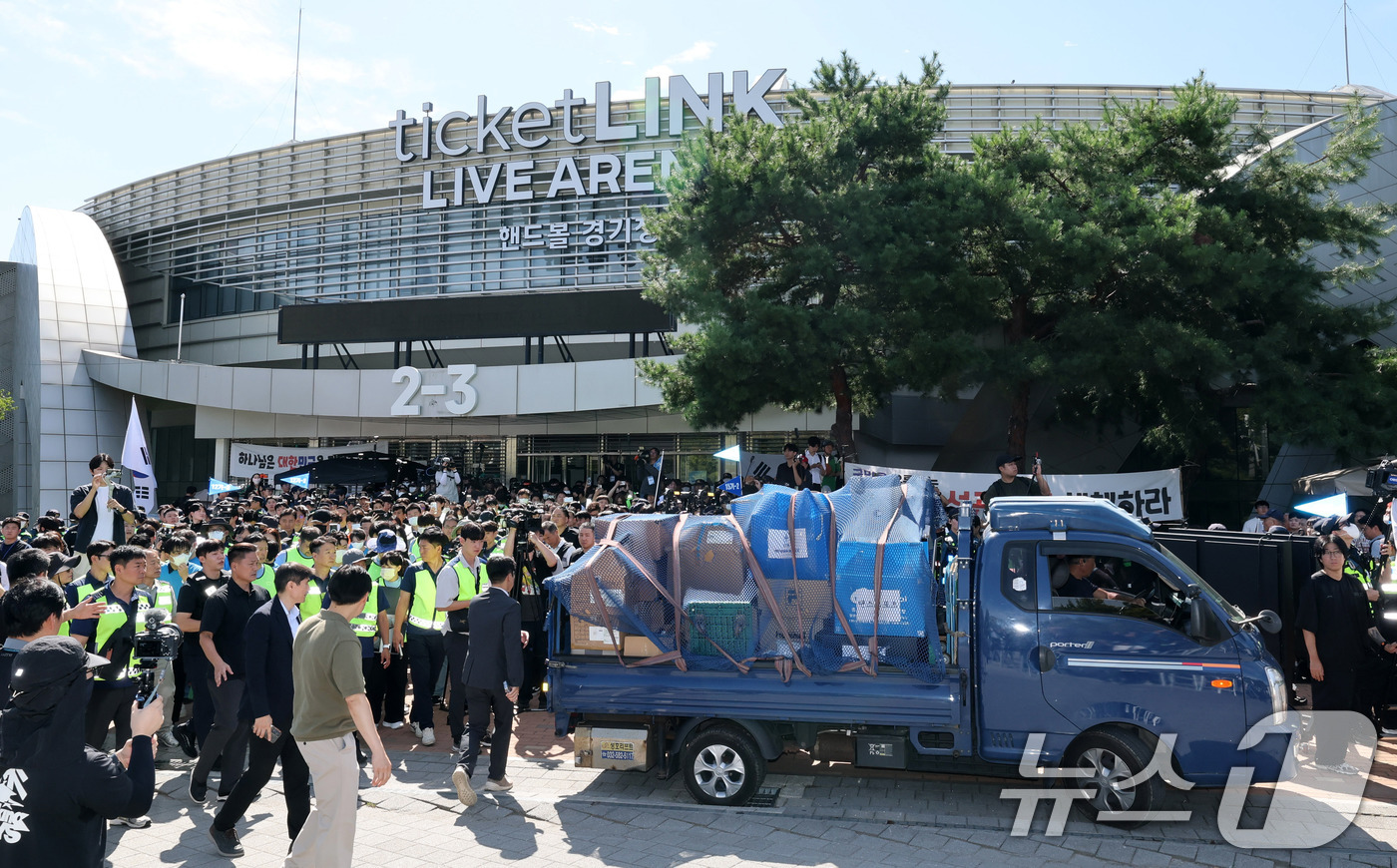 (서울=뉴스1) 박세연 기자 = 대한체육회 산하 9개 종목 단체 관계자들이 8일 서울 송파구 올림픽공원 핸드볼 경기장에 진입해 장비 및 물품을 트럭에 실어 나르고 있다. 2026. …