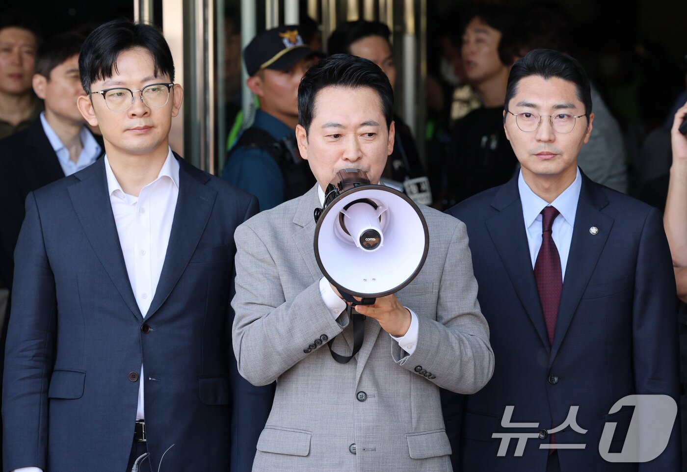 본문 이미지 - 장동혁 국민의힘 대표가 8일 서울 송파구 올림픽공원 핸드볼경기장에서 대한체육회 산하 단체 관계자의 물품 반출 작업을 참관 후 발언 하고 있다. 2026.9.8 ⓒ 뉴스1 박세연 기자