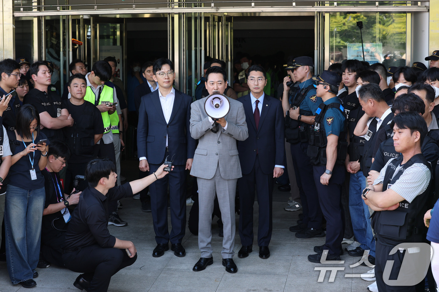 (서울=뉴스1) 박세연 기자 = 장동혁 국민의힘 대표가 8일 서울 송파구 올림픽공원 핸드볼경기장에서 대한체육회 산하 단체 관계자의 물품 반출 작업을 참관 후 발언 하고 있다. 20 …