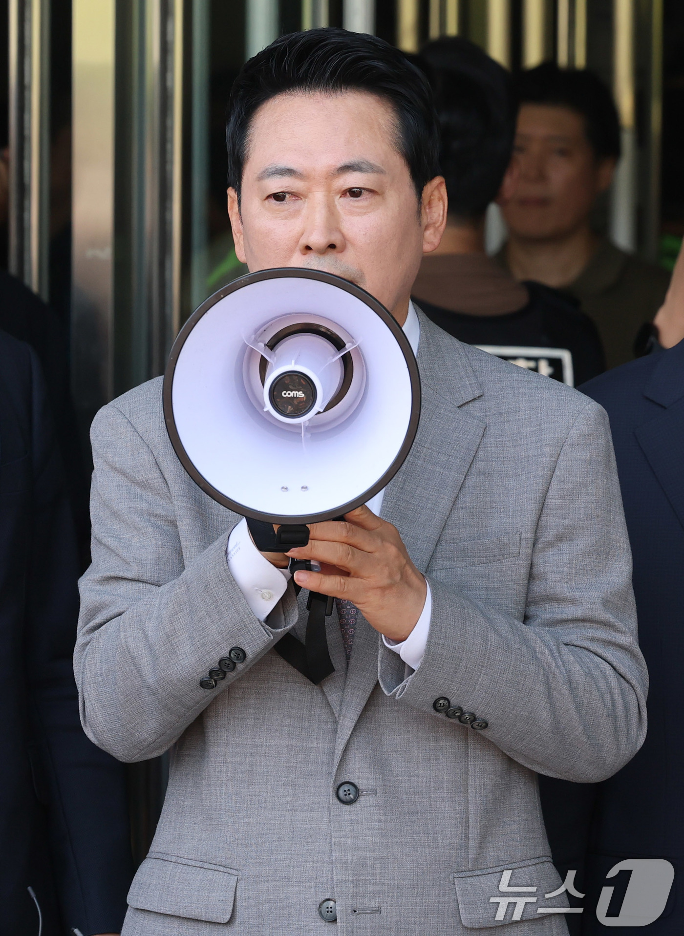 (서울=뉴스1) 박세연 기자 = 장동혁 국민의힘 대표가 8일 서울 송파구 올림픽공원 핸드볼경기장에서 대한체육회 산하 단체 관계자의 물품 반출 작업을 참관 후 발언 하고 있다. 20 …