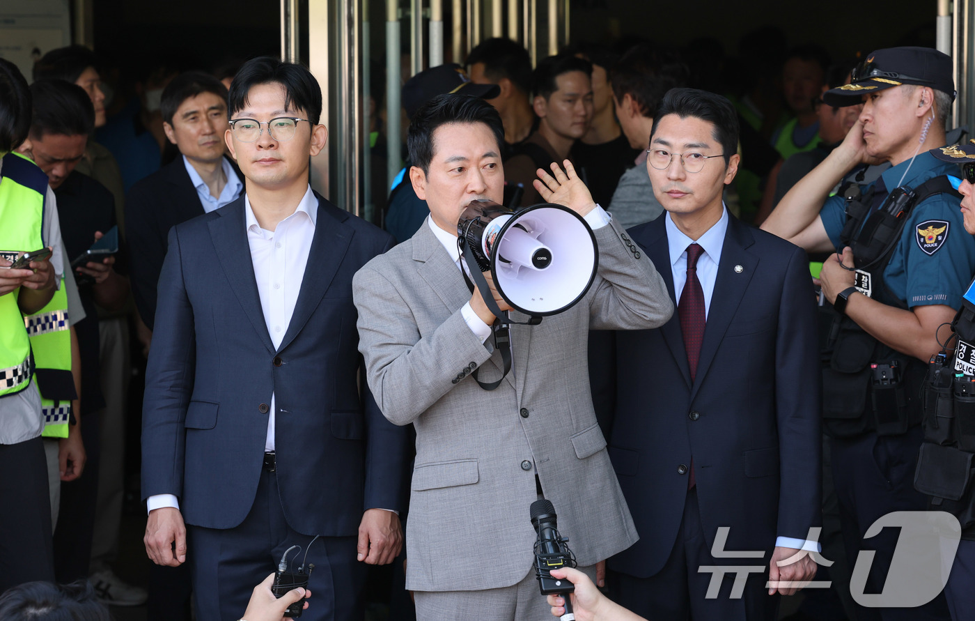 (서울=뉴스1) 박세연 기자 = 장동혁 국민의힘 대표가 8일 서울 송파구 올림픽공원 핸드볼경기장에서 대한체육회 산하 단체 관계자의 물품 반출 작업을 참관 후 발언 하고 있다. 20 …