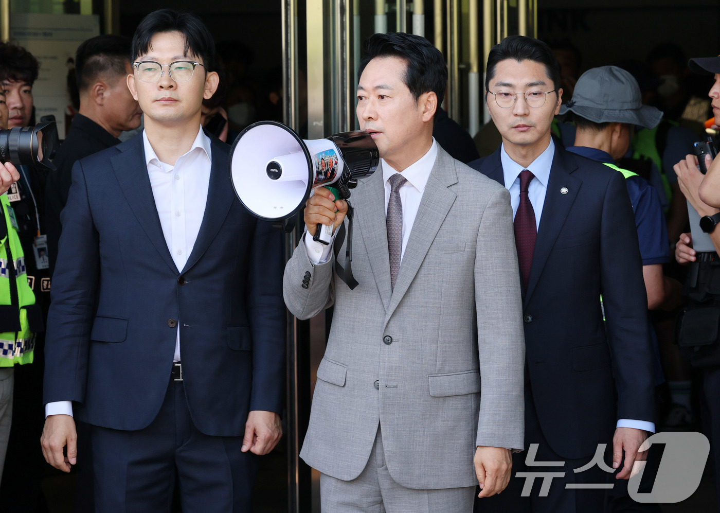 (서울=뉴스1) 박세연 기자 = 장동혁 국민의힘 대표가 8일 서울 송파구 올림픽공원 핸드볼경기장에서 대한체육회 산하 단체 관계자의 물품 반출 작업을 참관 후 발언 하고 있다. 20 …