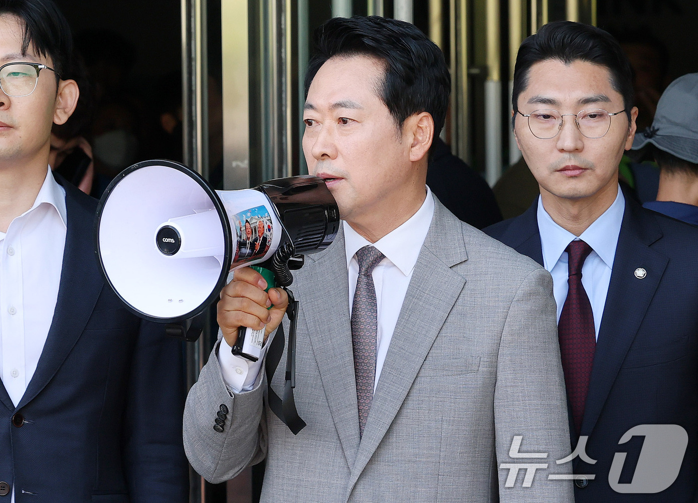 (서울=뉴스1) 박세연 기자 = 장동혁 국민의힘 대표가 8일 서울 송파구 올림픽공원 핸드볼경기장에서 대한체육회 산하 단체 관계자의 물품 반출 작업을 참관 후 발언 하고 있다. 20 …