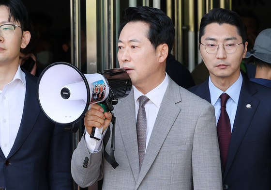 확성기 들고 발언하는 장동혁 대표