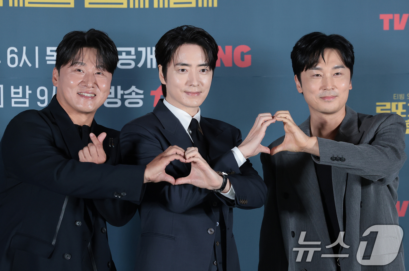 (서울=뉴스1) 권현진 기자 = 배우 오대환(왼쪽부터)과 이준혁, 서현우가 8일 서울 용산구 CGV 용산아이파크몰에서 열린 티빙 오리지널 ‘로또 1등도 출근합니다’(감독 윤영빈) …