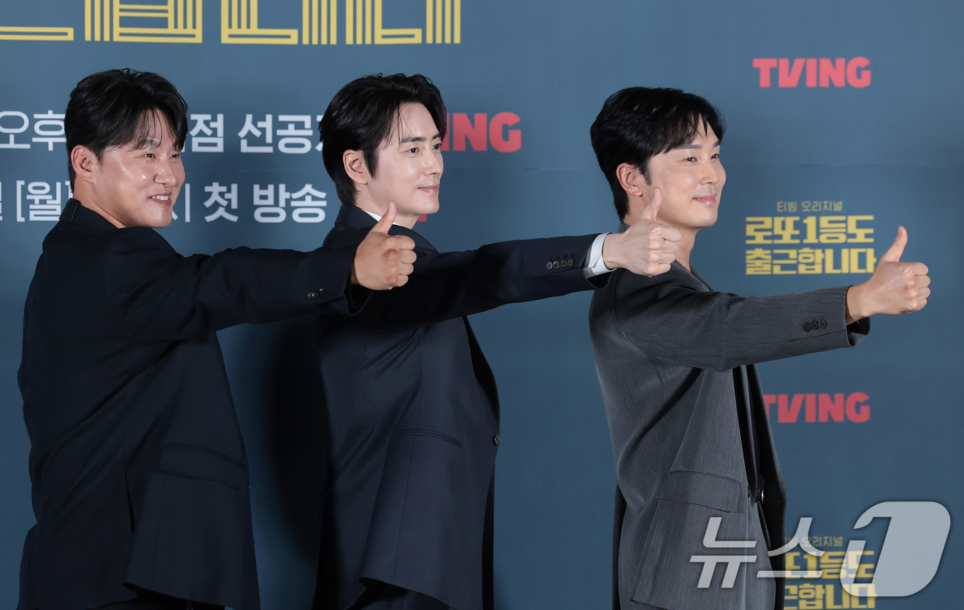 (서울=뉴스1) 권현진 기자 = 배우 오대환(왼쪽부터)과 이준혁, 서현우가 8일 서울 용산구 CGV 용산아이파크몰에서 열린 티빙 오리지널 ‘로또 1등도 출근합니다’(감독 윤영빈) …