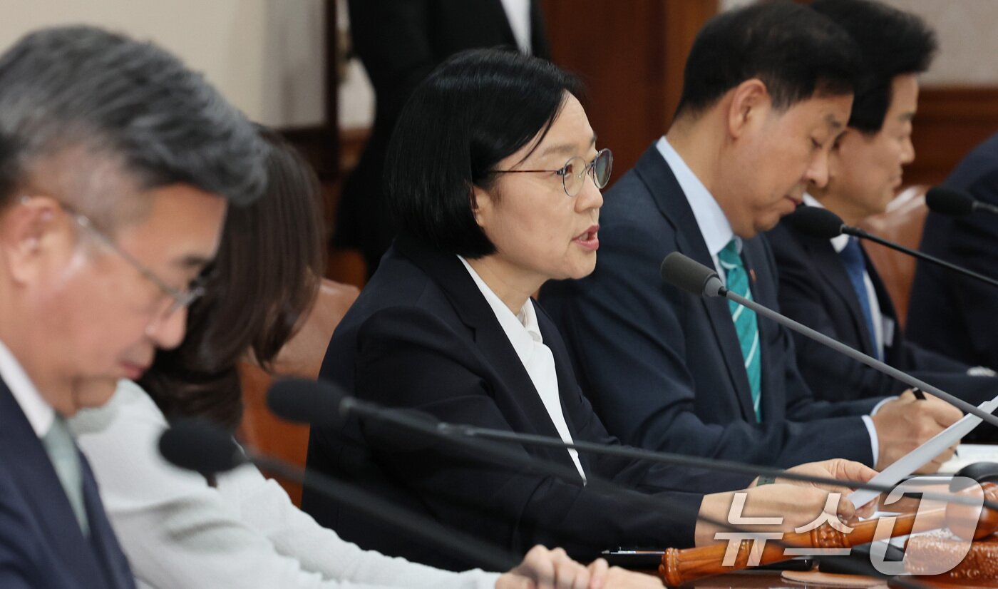 본문 이미지 - 한성숙 국무총리가 8일 서울 종로구 정부서울청사에서 열린 국무회의에서 모두발언하고 있다. ⓒ 뉴스1 이종덕 기자