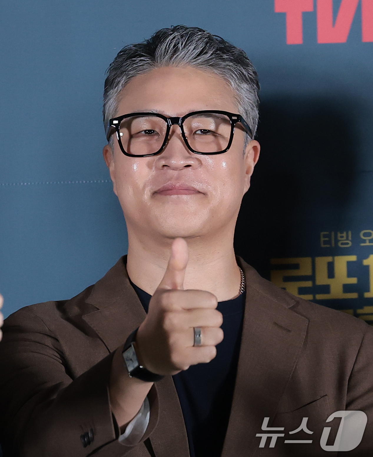 (서울=뉴스1) 권현진 기자 = 윤영빈 감독이 8일 서울 용산구 CGV 용산아이파크몰에서 열린 티빙 오리지널 ‘로또 1등도 출근합니다’ 제작발표회에 참석해 포즈를 취하고 있다.‘ …