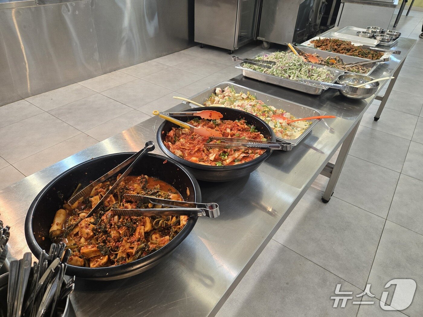 본문 이미지 - 8일 서울 성북구 성복중앙교회의 무료 아침밥 배식대에 반찬들이 놓여 있다. 2026.9.8 ⓒ 뉴스1 이상혁 수습기자