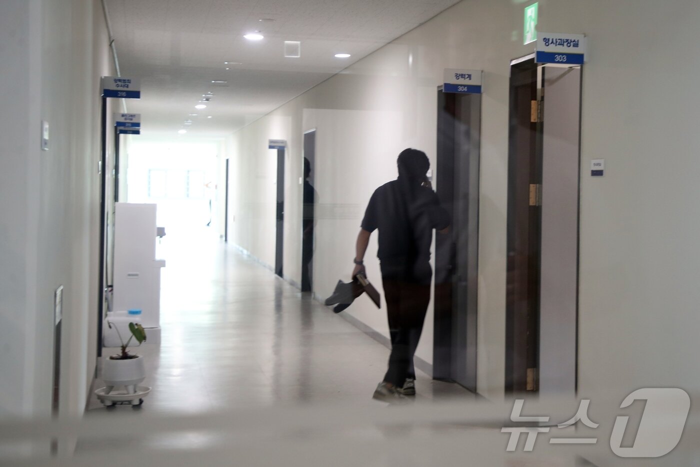 본문 이미지 - 8일 오전 제주지방검찰청이 압수수색 중인 제주경찰청 형사과, 강력계 사무실 입구에 경찰관이 지나가고 있다. 이날 검찰은 제주서부경찰서 부 경장(34)의 실종사건 허위 종결 수사와 관련해 경찰청, 제주청, 서부서 등을 동시 압수수색하고 있다.2026.9.8 ⓒ 뉴스1 홍수영 기자