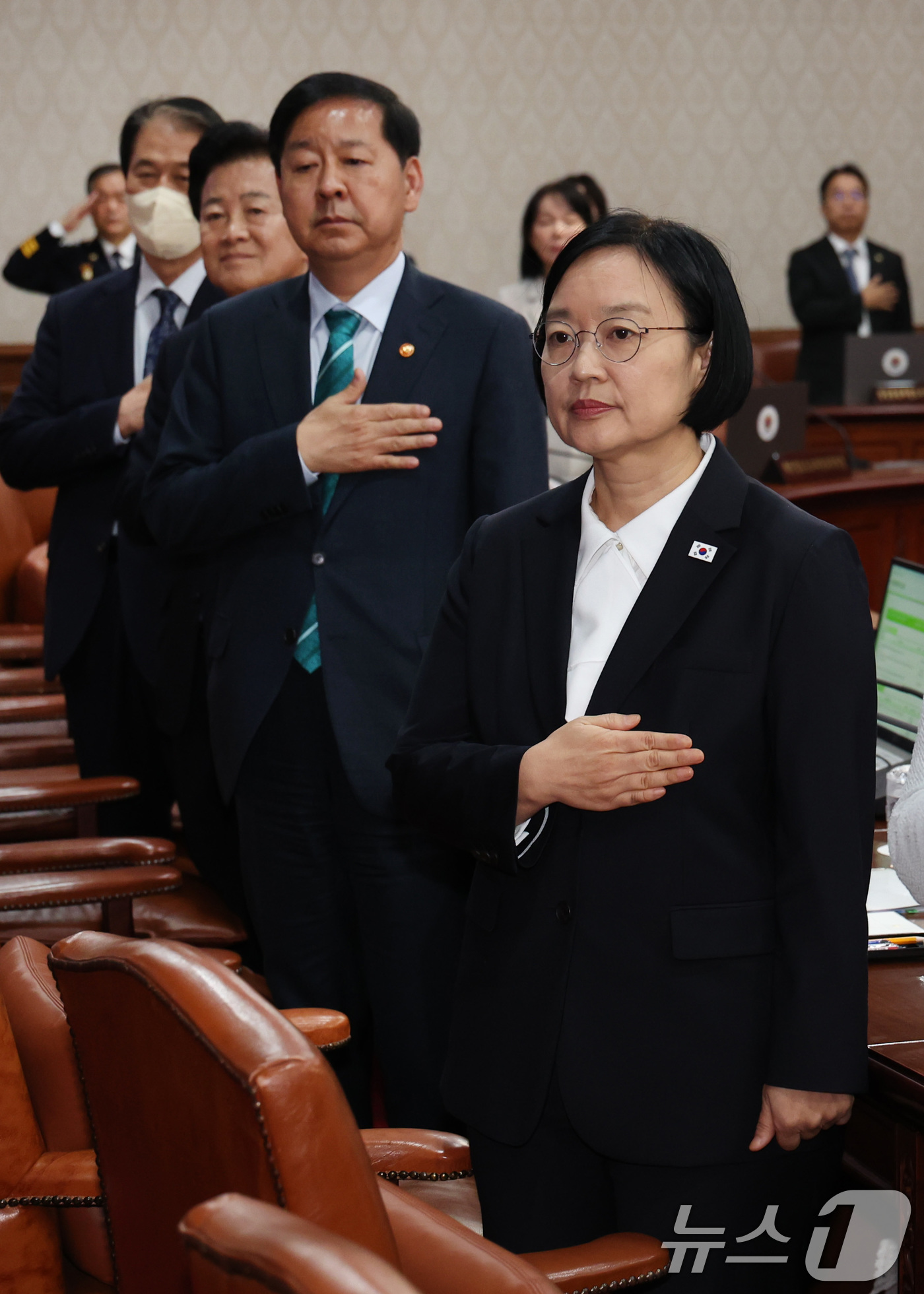 (서울=뉴스1) 이종덕 기자 = 한성숙 국무총리가 8일 서울 종로구 정부서울청사에서 열린 국무회의에서 국무위원들과 함께 국민의례를 하고 있다.  2026.9.8/뉴스1