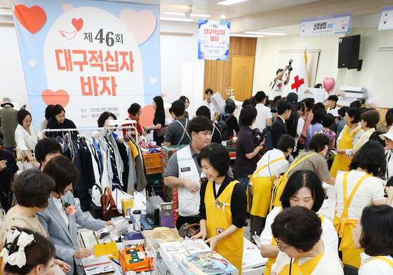 북적북적 붐비는 대구적십자사 바자
