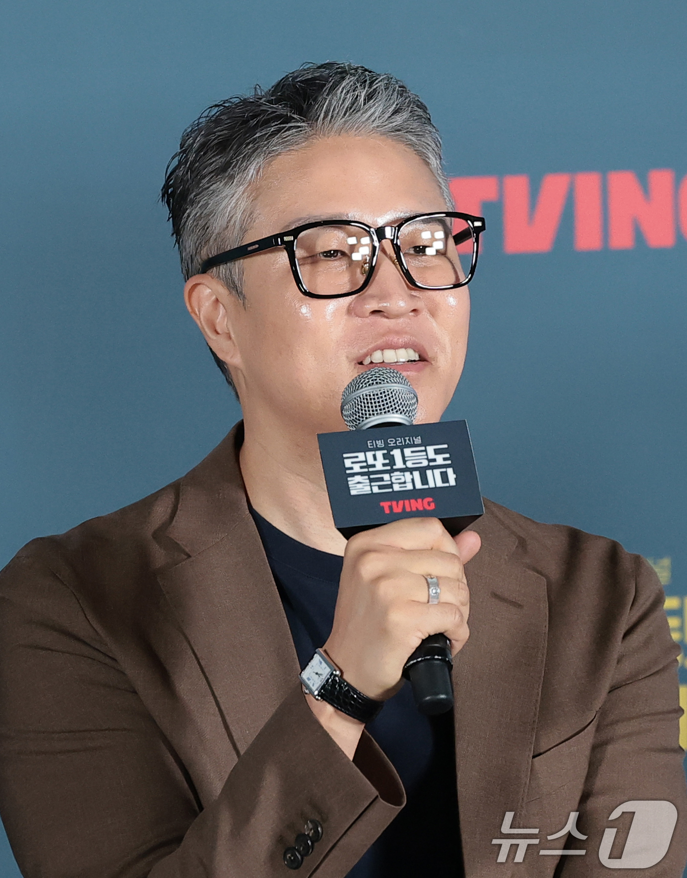 (서울=뉴스1) 권현진 기자 = 윤영빈 감독이 8일 서울 용산구 CGV 용산아이파크몰에서 열린 티빙 오리지널 ‘로또 1등도 출근합니다’ 제작발표회에 참석해 인사말을 하고 있다.‘ …