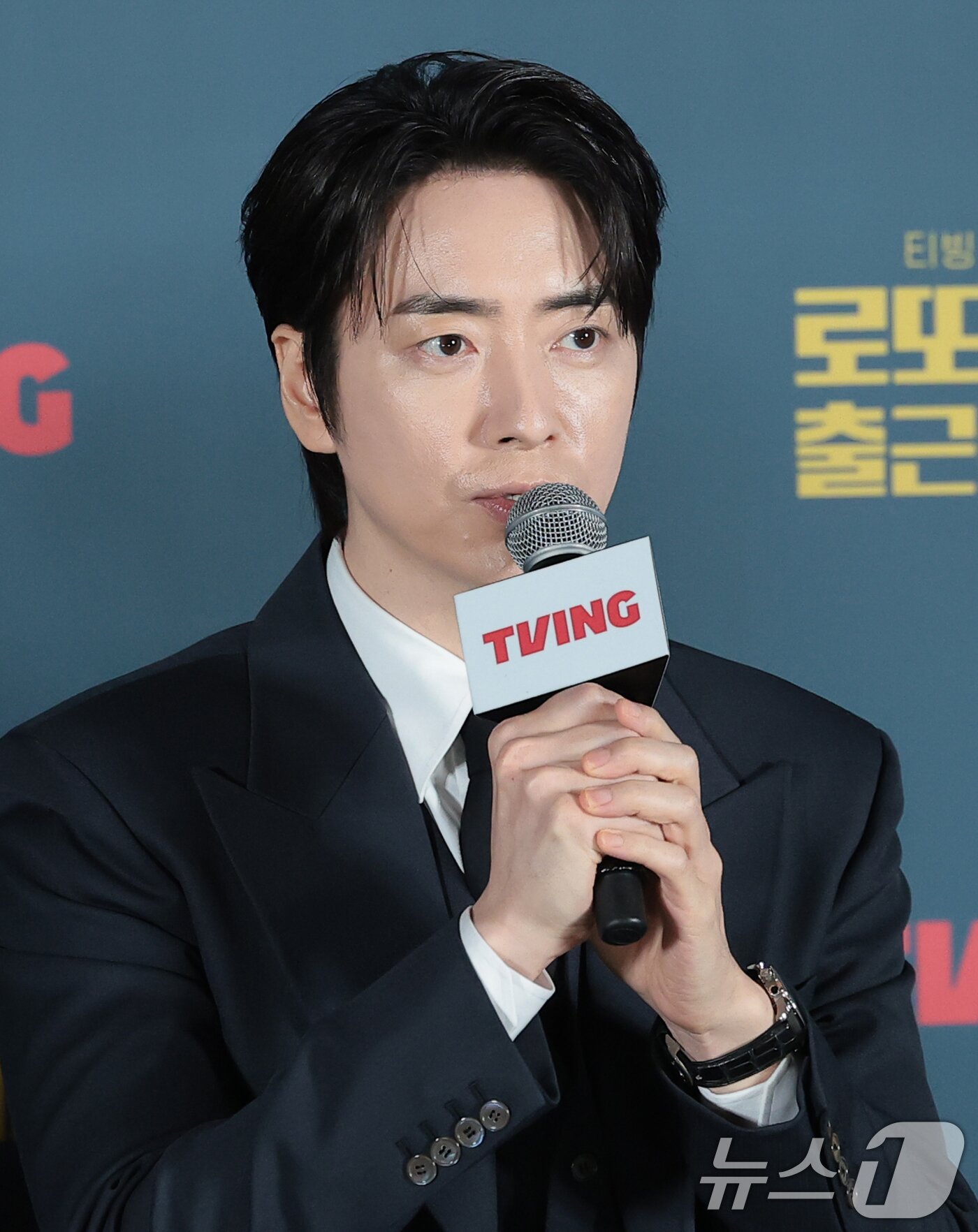 본문 이미지 - 배우 이준혁이 8일 서울 용산구 CGV 용산아이파크몰에서 열린 티빙 오리지널 ‘로또 1등도 출근합니다’(감독 윤영빈) 제작발표회에 참석해 인사말을 하고 있다. ‘로또 1등도 출근합니다’는 위아래로 치이며 하루하루를 버티던 팀장 공은태(이준혁 분)가 로또 1등에 당첨된 후 사직서 대신 당첨금 13억을 품고 이전과 다른 마음가짐으로 출근하는 K-직장인 오피스 드라마다. 2026.9.8 ⓒ 뉴스1 권현진 기자