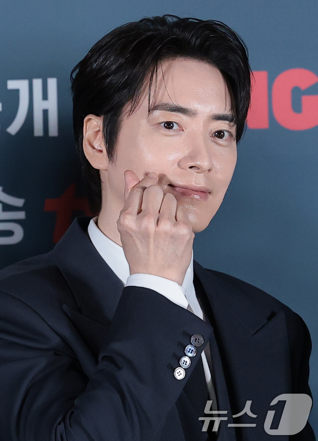 (서울=뉴스1) 권현진 기자 = 배우 이준혁이 8일 서울 용산구 CGV 용산아이파크몰에서 열린 티빙 오리지널 ‘로또 1등도 출근합니다’(감독 윤영빈) 제작발표회에 참석해 포즈를 …