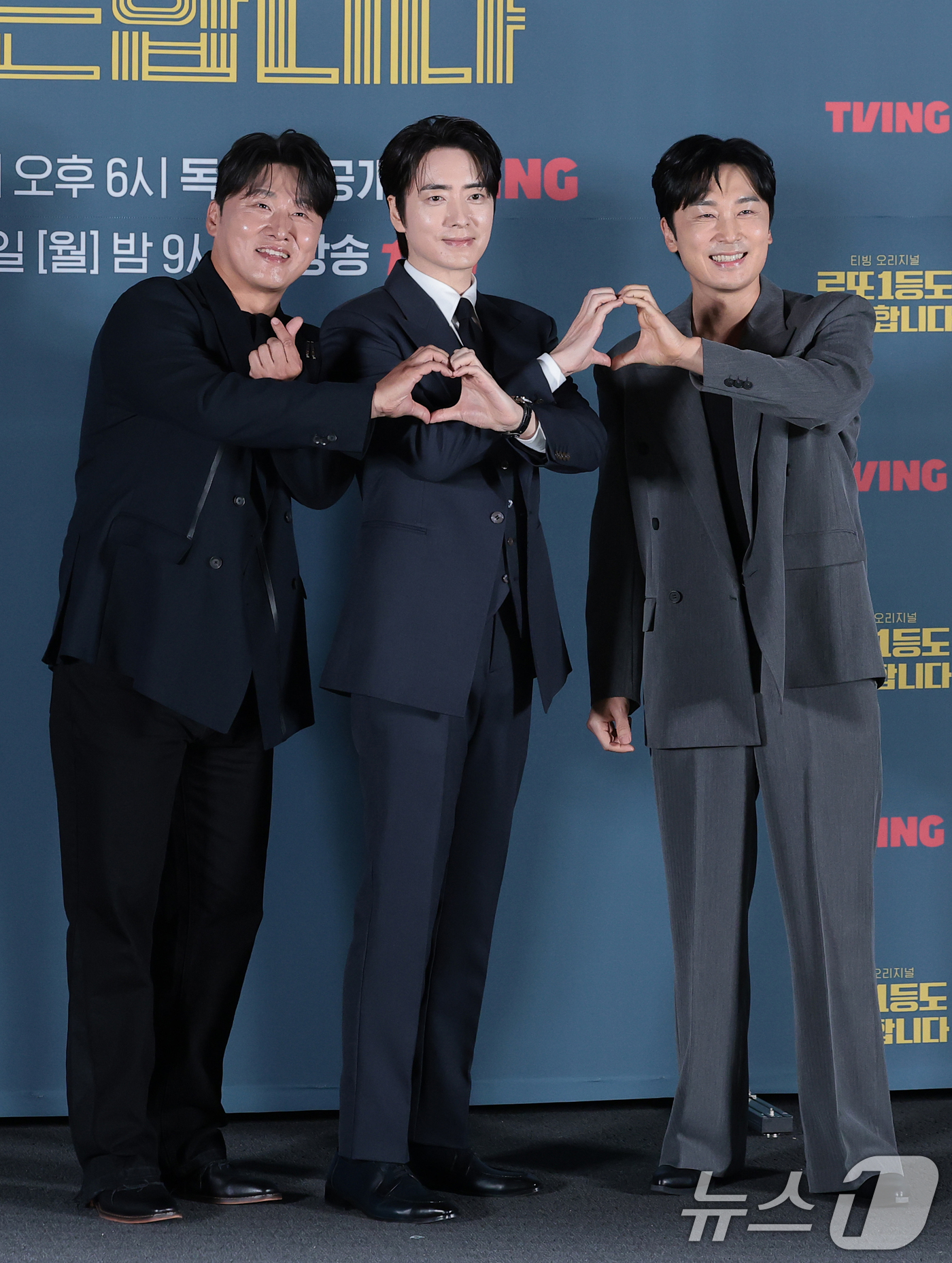 (서울=뉴스1) 권현진 기자 = 배우 오대환(왼쪽부터)과 이준혁, 서현우가 8일 서울 용산구 CGV 용산아이파크몰에서 열린 티빙 오리지널 ‘로또 1등도 출근합니다’(감독 윤영빈) …