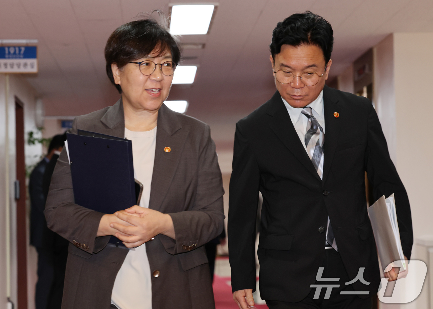 (서울=뉴스1) 이종덕 기자 = 정은경 보건복지부 장관과 김영훈 고용노동부장관이 8일 서울 종로구 정부서울청사에서 열린 국무회의에 참석하고 있다. 2026.9.8/뉴스1