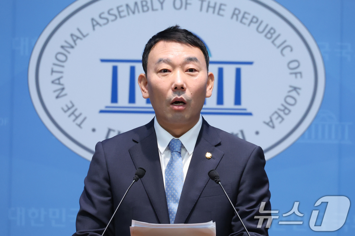 (서울=뉴스1) 신웅수 기자 = 김용민 더불어민주당 의원이 8일 서울 여의도 국회 소통관에서 공소청 직제안 관련 기자회견을 하고 있다. 2026.9.8/뉴스1