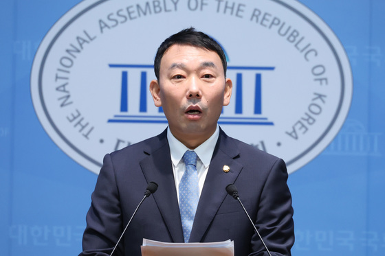 기자회견하는 김용민 의원