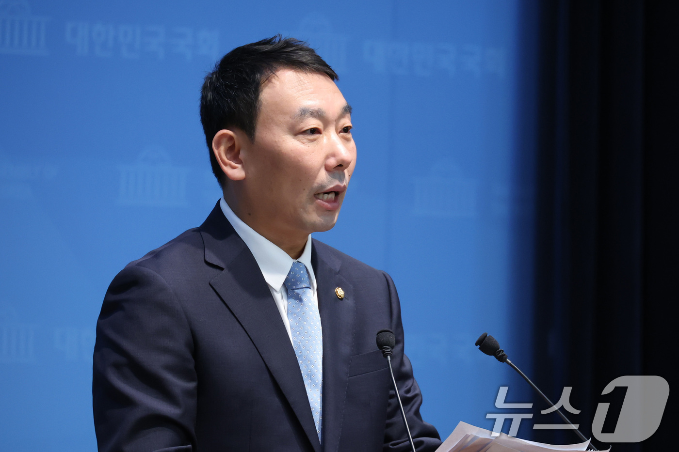 (서울=뉴스1) 신웅수 기자 = 김용민 더불어민주당 의원이 8일 서울 여의도 국회 소통관에서 공소청 직제안 관련 기자회견을 하고 있다. 2026.9.8/뉴스1