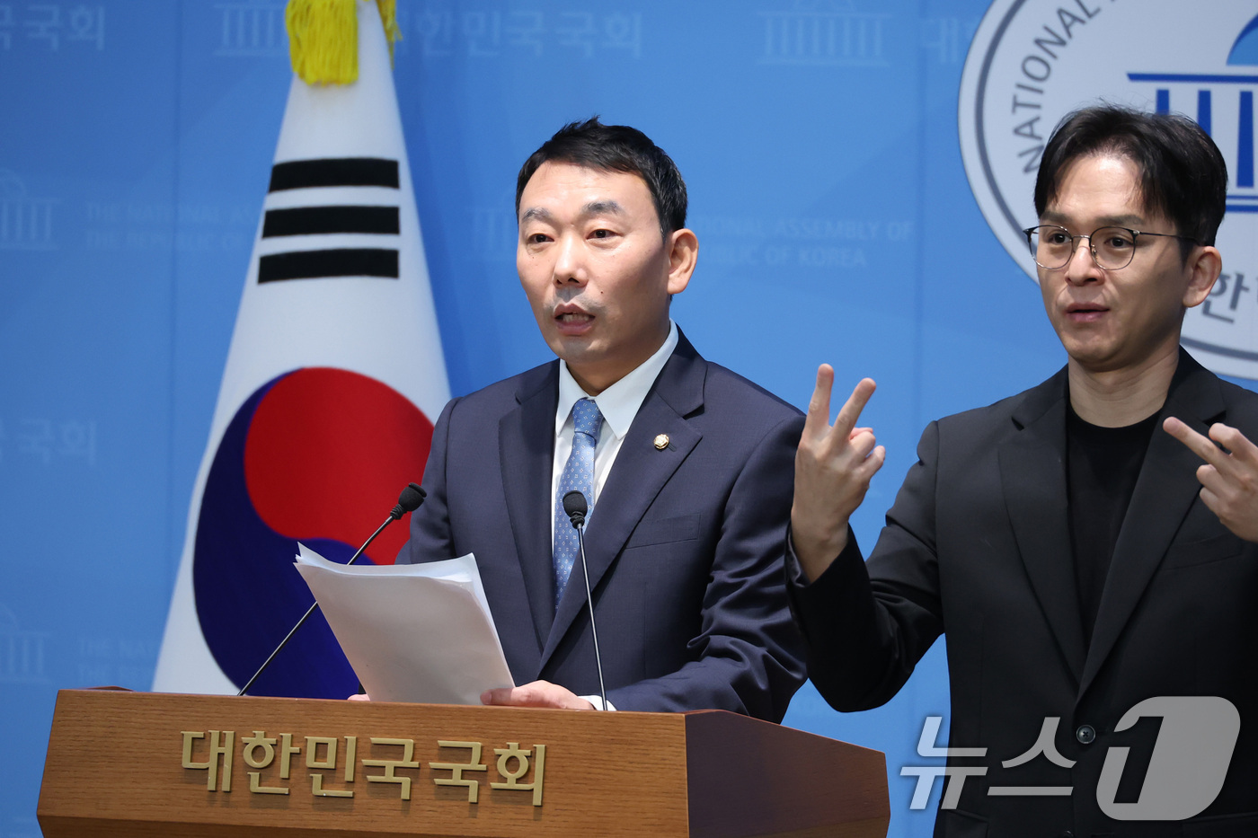 (서울=뉴스1) 신웅수 기자 = 김용민 더불어민주당 의원이 8일 서울 여의도 국회 소통관에서 공소청 직제안 관련 기자회견을 하고 있다. 2026.9.8/뉴스1