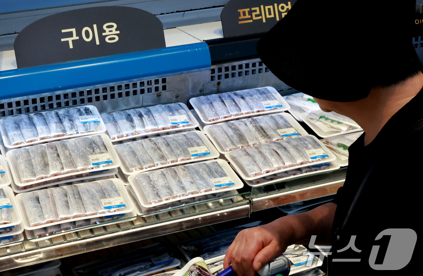 (서울=뉴스1) 이호윤 기자 = 8일 서울 서초구 하나로마트 양재점에 갈치가 진열돼 있다.이날 업계에 따르면 수협노량진수산의 지난달 24~29일 갈치 평균 경락가격은 1㎏당 1만5 …