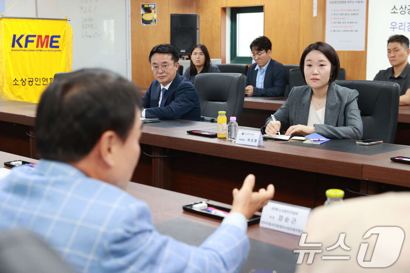 (서울=뉴스1) = 이소영 중소벤처기업부 장관 후보자가 8일 서울 영등포구 소상공인연합회를 방문, 주요 관계자들과 간담회를 하고 있다. (중소벤처기업부 제공. 재판매 및 DB금지) …