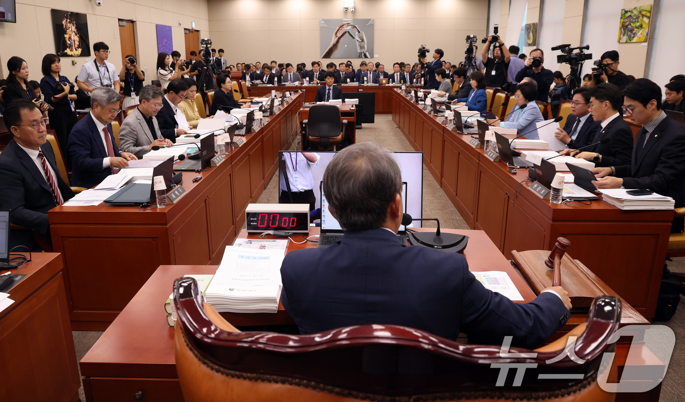 (서울=뉴스1) 황기선 기자 = 송기헌 과방위원장이 8일 서울 여의도 국회에서 열린  과학기술정보방송통신위원회 전체회의에서 의사봉을 두드리고 있다.   2026.9.8/뉴스1