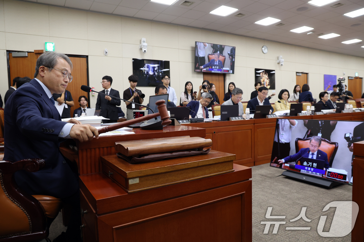 (서울=뉴스1) 황기선 기자 = 송기헌 과방위원장이 8일 서울 여의도 국회에서 열린  과학기술정보방송통신위원회 전체회의에서 의사봉을 두드리고 있다.   2026.9.8/뉴스1