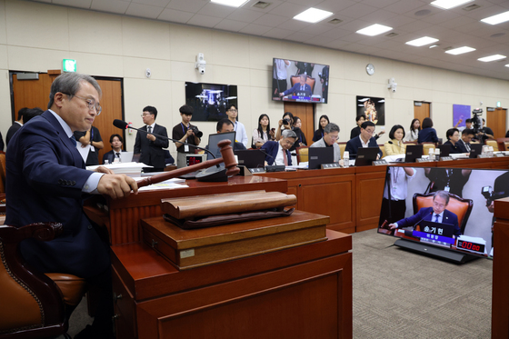 의사봉 두드리는 송기헌 과방위원장
