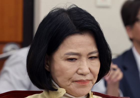 생각에 잠긴 이진숙 의원